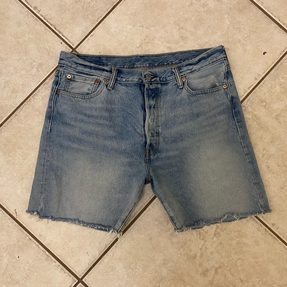men’s vintage style levi’s medium wash denim shorts